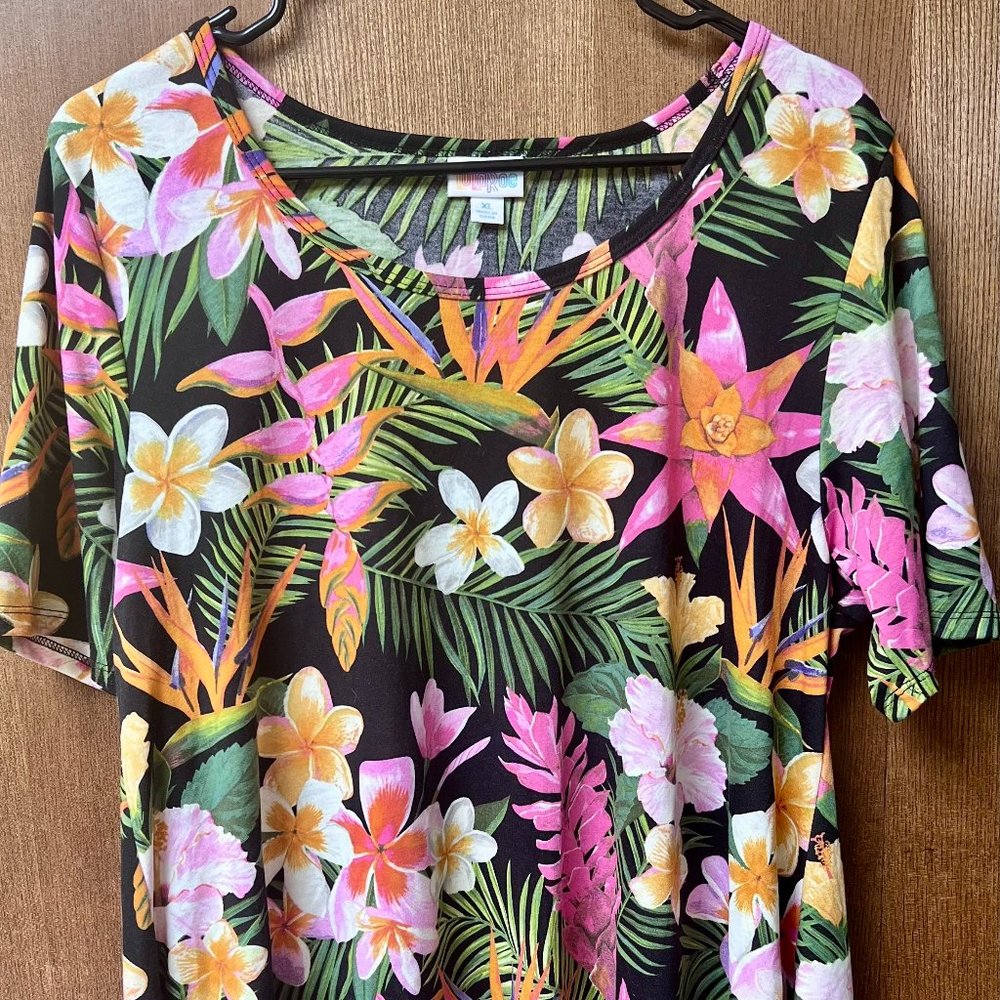 $35 LuLaRoe ladies Classic T in black tropical floral size XL